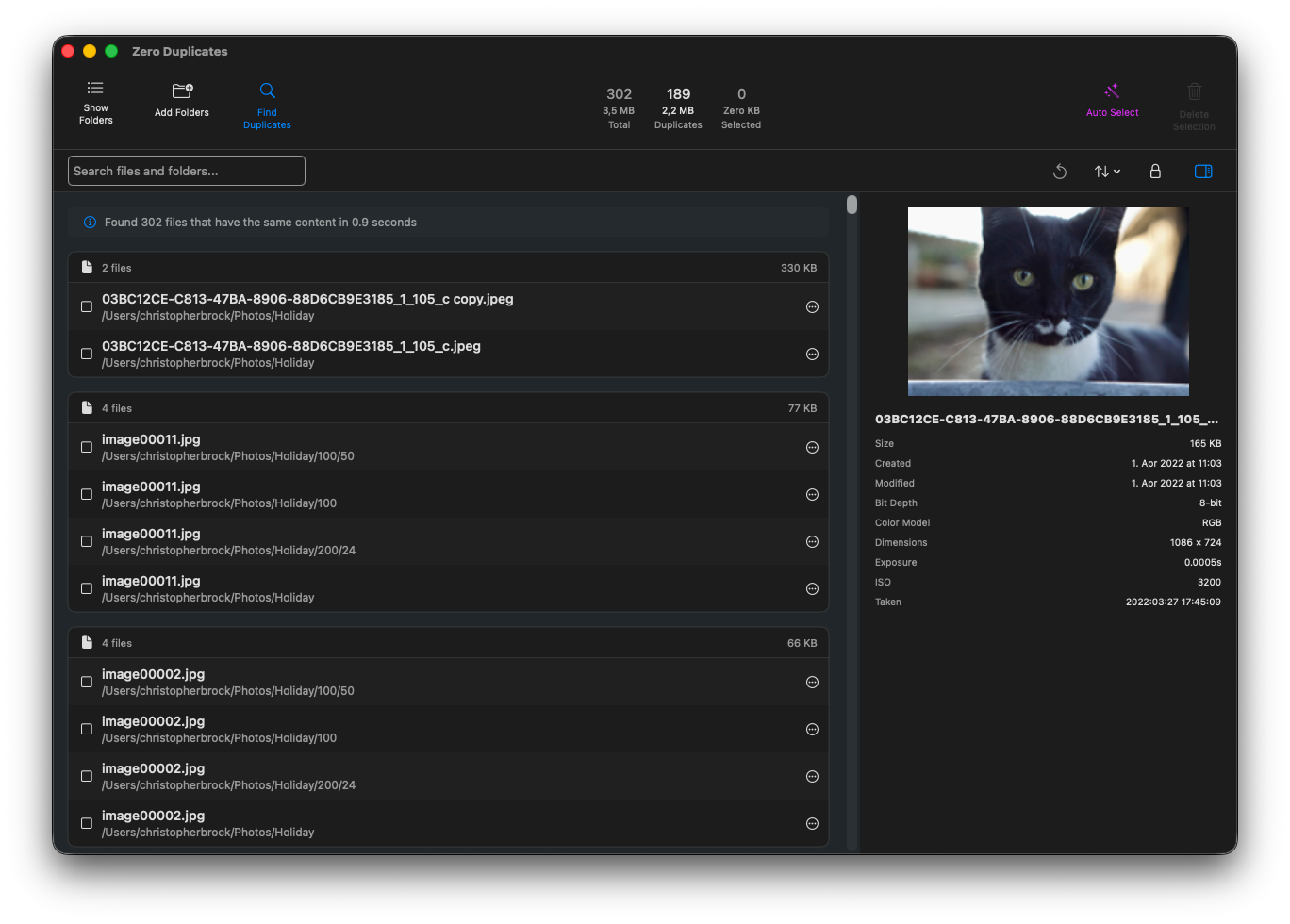 MacBook Pro showing Zero Duplicates interface with Auto Select button highlighted in toolbar